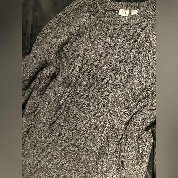 Gap sweater. Size medium - Picture 2 of 4